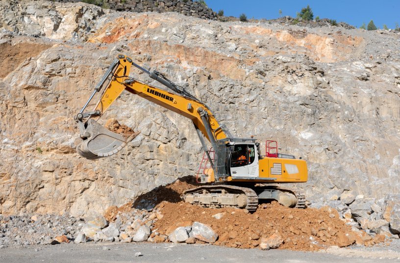 Der Bagger R 960 SME ist dank verbesserter Elemente und der höheren Leistung das ideale Werkzeug für den Abbau von Gestein im Steinbruch.<br>BILDQUELLE: Liebherr-France SAS