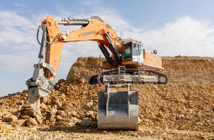 The R 976 excavator in Carrières Champenoises: an excavator adapted to the requirements of the customer.<br>IMAGE SOURCE: Liebherr-France SAS