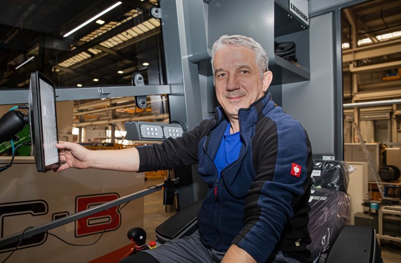 User-friendly and great to operate: Viktor Zhezher is impressed by the new display. <br> Image source: Liebherr-Werk Biberach GmbH