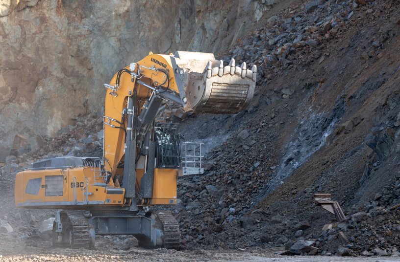  In 455 working hours, the bottom dump shovel attachment made loading work easier and quicker for our customer Traineau.<br>IMAGE SOURCE: Liebherr-International Deutschland GmbH