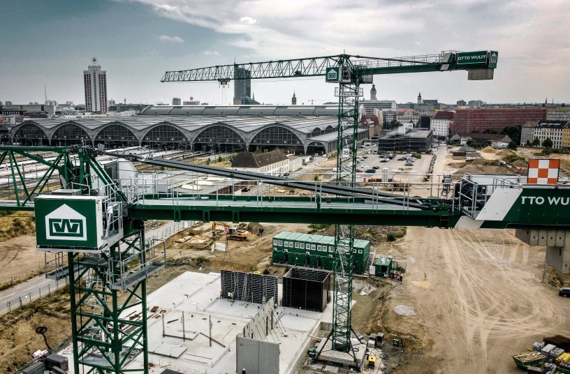 The two new Liebherr cranes are involved in the construction of a new school for the Löwitz quarter near Leipzig’s main railway station.<br>IMAGE SOURCE: Otto Wulff