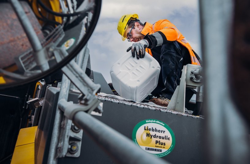 Feickert Bauunternehmen relies on high-quality and environmentally friendly Liebherr hydraulic oils. In 2019, the construction company decided to switch its entire fleet to the biodegradable hydraulic oil <br> Image source: Liebherr-International Deutschland GmbH
