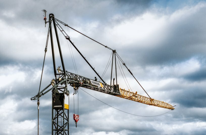 The 61 K tower crane from the K series of fast-erecting cranes is now available with the intelligent operator assistance system. The smart functions increase safety for people and sensitive components.<br>IMAGE SOURCE: Liebherr-International AG