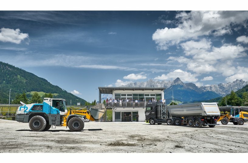 The large wheel loader with hydrogen engine was demonstrated in practical use during a machine show.<br>IMAGE SOURCE: Liebherr-Werk Bischofshofen GmbH