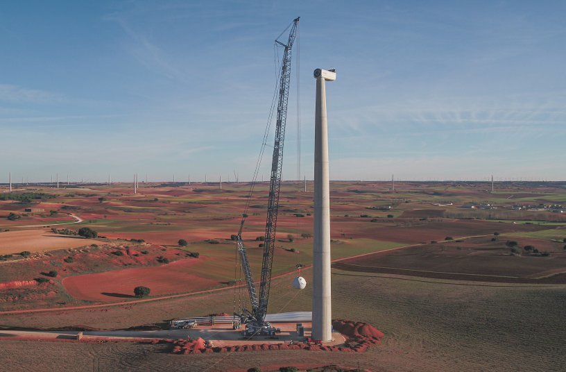 Drei LG 1750 von Transbiaga geben ihr Debüt im spanischen Windpark Gecama und errichten Windturbinen mit 120 Metern Nabenhöhe.<br> Bildquelle: Liebherr-Werk Ehingen GmbH