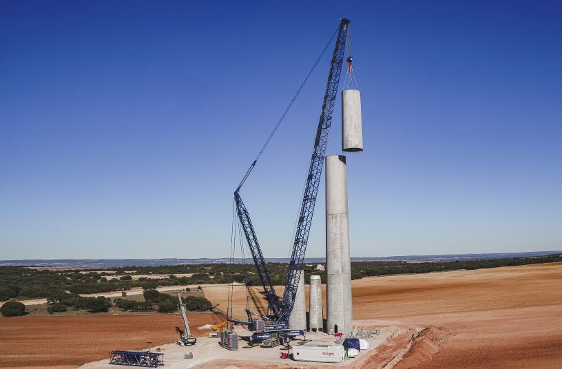 Components of the concrete towers weigh up to 255 tonnes. The nacelle with the generator of the Nordex DELTA4000 wind turbine weighs 140 tonnes. The rotor blades weigh 21 tonnes and are 74 metres long. <br> Image source: Liebherr-Werk Ehingen GmbH