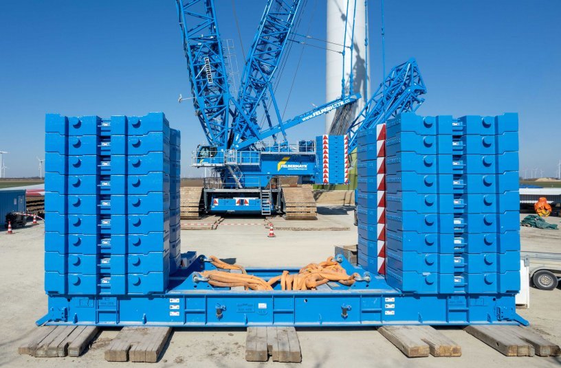 Staying on the ground – the large 450 tonne pallet for the suspended ballast is only required to raise and lower the lattice boom.<br>IMAGE SOURCE: Retracted – the slewing process slides perfectly past containers and vehicles on the site with little space required for the VarioTray.<br>IMAGE SOURCE: Liebherr-Werk Ehingen GmbH