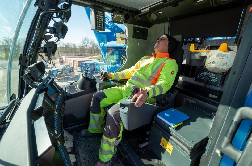 “The V-Frame is tip top” – Gernold Mailänder has been in the operator’s cab of the crawler crane in its blue company livery for  almost a year.<br>IMAGE SOURCE: Liebherr-Werk Ehingen GmbH