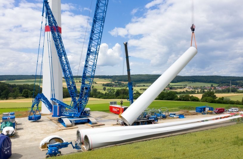 Teamwork: The heaviest tower segment of the Nordex wind turbine weighs in at a gross load of 70 tonnes. A Liebherr LTM 1250-5.1 mobile crane is helping to erect the tubular tower. <br> Image source: Liebherr-Werk Ehingen GmbH