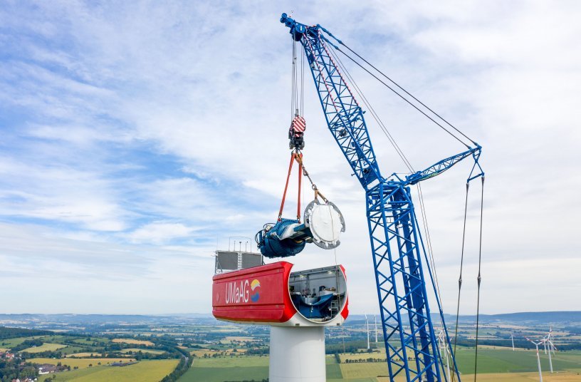 Peak performance: The twelve-metre fixed tip of the LR 1700-1.0 can handle a load of 170 tonnes, surpassing even the capacities of the LR 1750/2. Here it is used for installation of the drive train with a gross weight of 75 tonnes. The design of this boom tip allows relatively generous manoeuvring of large components such as the nacelle just below the pulley head. <br> Image source: Liebherr-Werk Ehingen GmbH