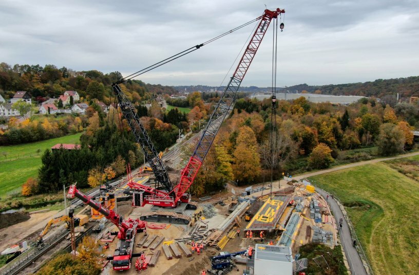 The LR 1750/2 had to move gross loads of around 300 tonnes to a lifting height of up to 27 metres and an outreach of up to 25 metres.<br>IMAGE SOURCE: Liebherr-Werk Ehingen GmbH