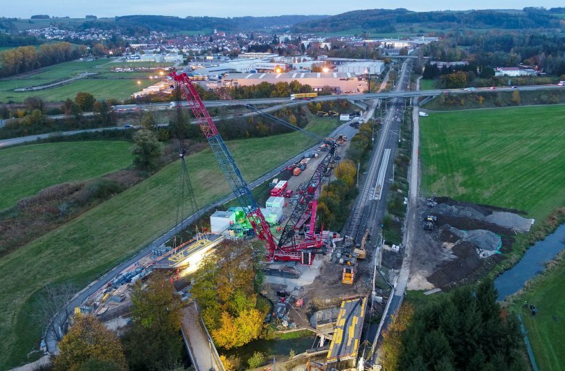 Tight space conditions and surrounding trees posed a challenge for the crane and the team.<br>IMAGE SOURCE: Liebherr-Werk Ehingen GmbH