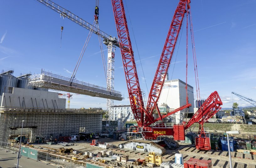 The V-frame allows the ballast radius to be reduced quickly and easily on confined construction sites.<br>IMAGE SOURCE: Liebherr-Werk Ehingen GmbH