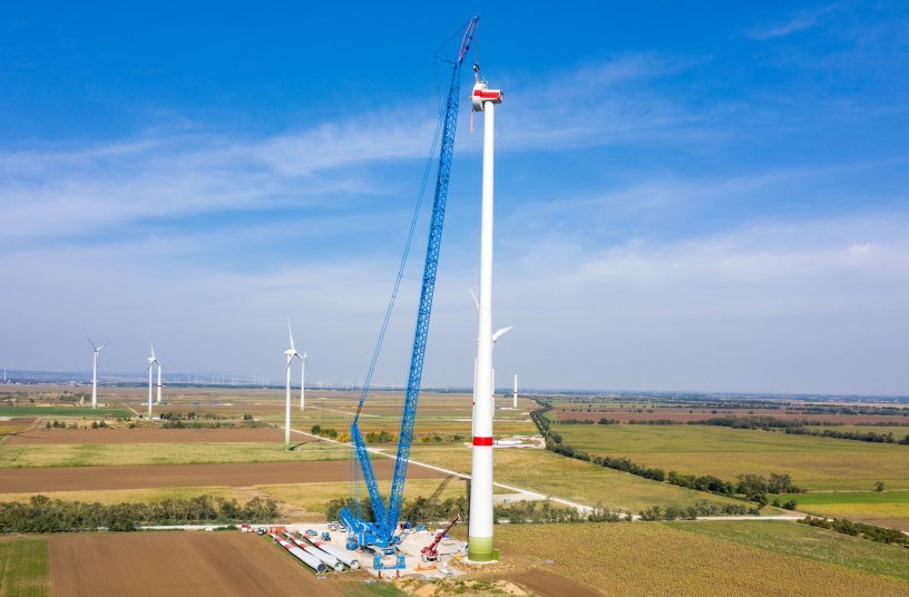 Future-proof – Felbermayer’s new LR 11000 crawler crane shows its strengths at the wind farm.  <br> Image source: Liebherr-Werk Ehingen GmbH
