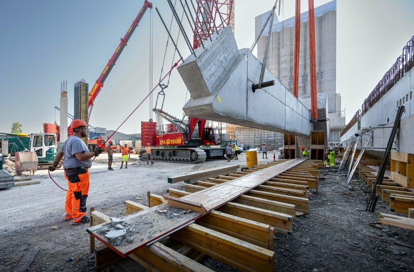 Among other tasks, the LR 1250 removed the formwork from the 64-tonne diagonal supports (fabricated on-site) and moved them within the construction site.<br>IMAGE SOURCE: Liebherr-Werk Ehingen GmbH