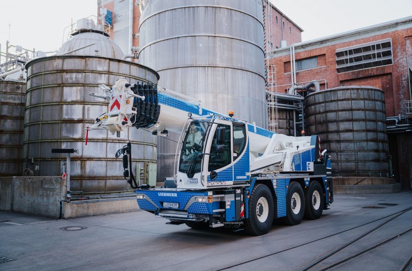 The new version of the LTC 1050-3.1 features and an additional electric motor to power the crane functions.<br> Image source: Liebherr-Werk Ehingen GmbH
