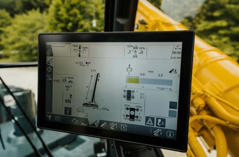 Touch-Funktion: Auf dem großen Display in der Oberwagenkabine ist die Bedienbarkeit nun noch einfacher und komfortabler. <br> Bildquelle: Liebherr-Werk Ehingen GmbH
