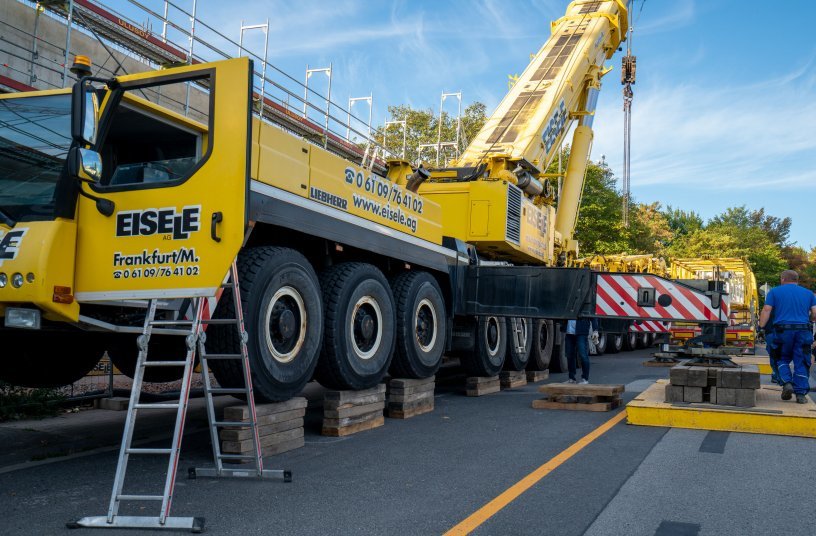 Problem-solving: in order to compensate for the steep slope on the crane parking area, the mobile crane's wheels had to be  underpinned to reach the support height. <br>IMAGE SOURCE: Liebherr-Werk Ehingen GmbH