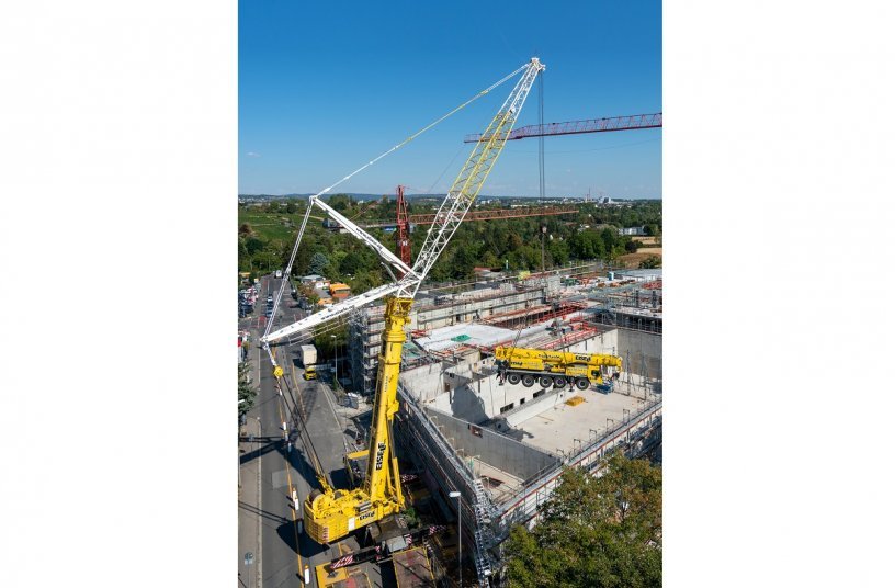 Little helper on the hook: around 65 tonnes hang from the large 500-tonne truck crane with the LTM 1130-5.1. <br>IMAGE SOURCE: Liebherr-Werk Ehingen GmbH
