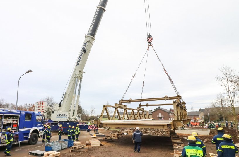 To hoist the bridge, THW Bielefeld engaged Wasel GmbH, which used an LTM 1650-8.1 for the project. Over 40 holders of  honorary positions were also involved. <br> Image source:Liebherr-Werk Ehingen GmbH