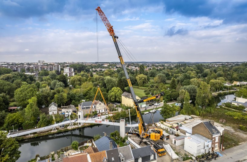 The 9-axle crane from AS Manutention installed the new pedestrian bridge in the space of just two days at the site. <br> Image source: Liebherr-Werk Ehingen GmbH