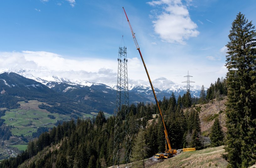 Alpine scene – Prangl has been working full-time since February this year on building electricity pylons in the Austrian  mountains using a Liebherr LTM 1160-5.2 mobile crane. <br> Image source: Liebherr-Werk Ehingen GmbH