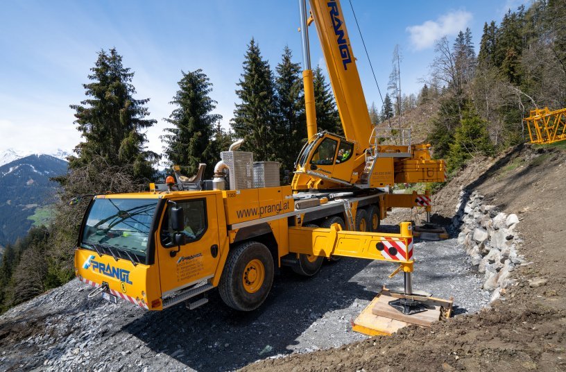 Spacer-saver – the LTM 1160-5.2 generally has to operate with little set-up space on slopes. The flexible support system on Liebherr mobile cranes is a massive benefit in this case. Prangl only sends cranes with VarioBase® to these jobs in the mountains. <br> Image source: Liebherr-Werk Ehingen GmbH