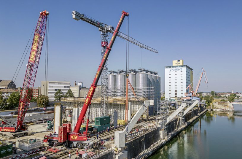An LTM 1350-6.1 tilts the stripped diagonal supports to the correct angle so that they can be lifted into place.<br>IMAGE SOURCE: Liebherr-Werk Ehingen GmbH