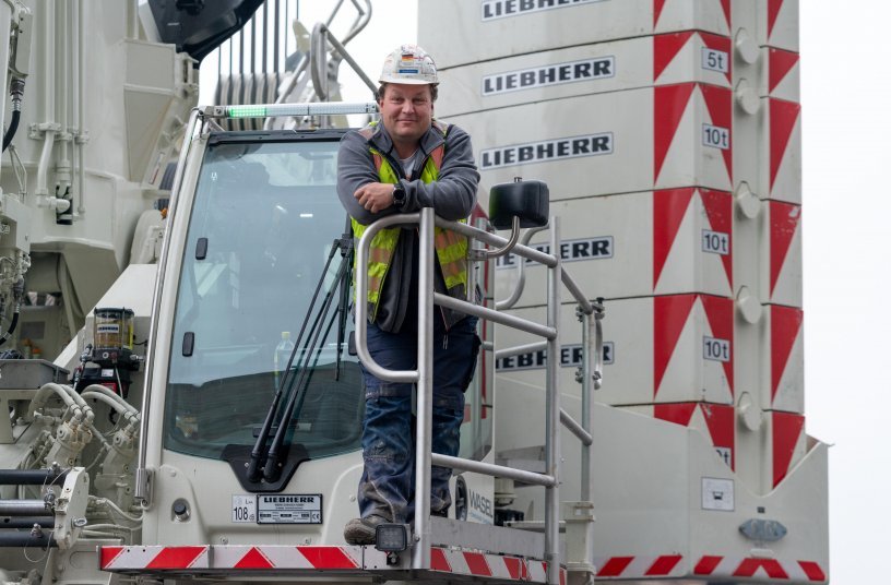 “Really good” – Wasel’s crane operator Michael Müllers is extremely satisfied with the handling and setup times of the new crane. But he saves his main praise for the lifting capacity values of the Liebherr LTM 1650-8.1. <br> Image source: Liebherr-Werk Ehingen GmbH