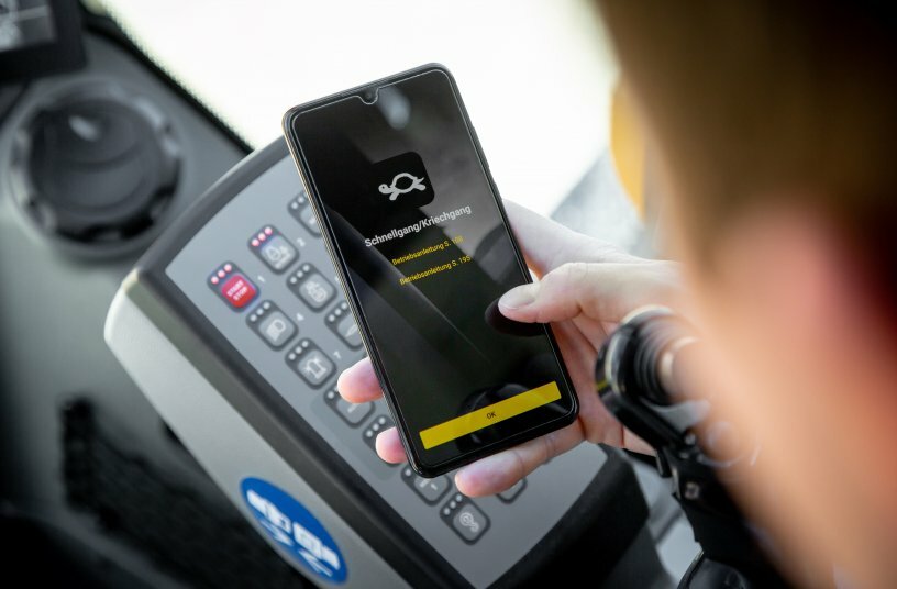 Präsentation zukunftsweisender Services und Lösungen: Die MyAssistant for Earthmoving App stellt alle relevanten Informationen rund um die Maschinenbedienung und -wartung von Liebherr-Erdbewegungs- und Materialumschlagmaschinen digital zur Verfügung.<br>BILDQUELLE: Liebherr