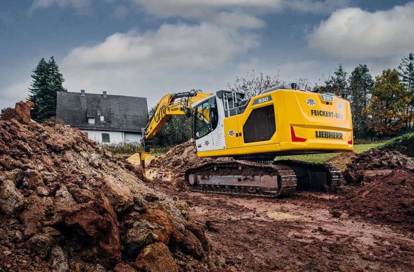 A Liebherr R 930 Litronic crawler excavator of the new Generation 8 in construction site operation at Feickert Bauunternehmen. The machine's architecture has been completely redesigned for improved comfort and safety as well as optimized ergonomics and performance. <br> Image source: Liebherr-International Deutschland GmbH 