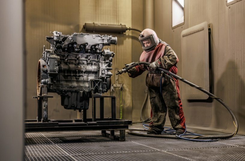 The reconditioning of engines, gearboxes and other components saves valuable raw materials – every year, 7,500 components and numerous individual parts are reconditioned through the Liebherr Reman programme. <br>IMAGE SOURCE: Liebherr-International Deutschland GmbH