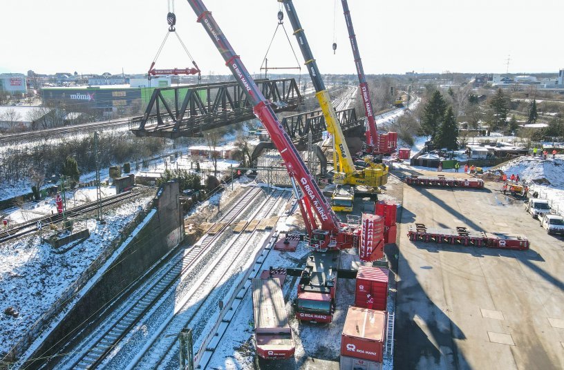 160 Tonnen am Haken: Die Brücke Nummer 1 hängt am Haken des Riga LTM 1650-8.1 von  Riga Mainz und LTM 1500-8.1 von Eisele. <br> Bildquelle: Liebherr-Werk Ehingen GmbH 