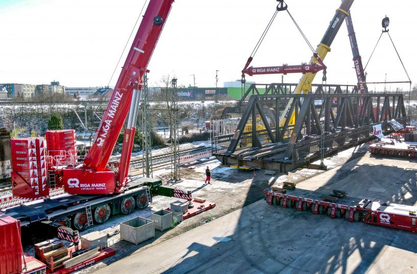 Heavy duty modules – 6-axle SPMTs transport the historic bridges to the refurbishment site. <br> Image source: Liebherr-Werk Ehingen GmbH