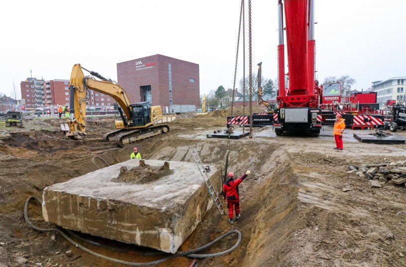 Dangerous – as the concrete foundation is immediately above an underground railway  tunnel, it cannot be crushed in situ. <br> Image source: Liebherr-Werk Ehingen GmbH
