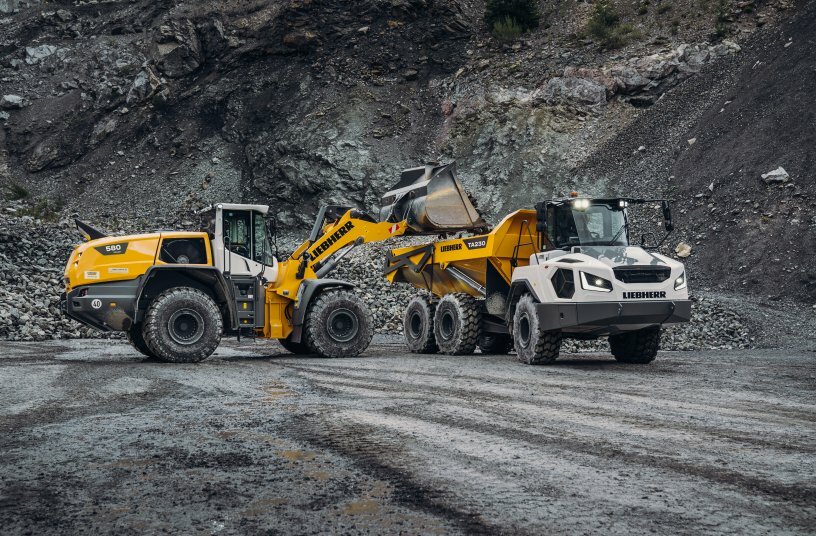 A powerful machine in the 30-tonne class: the dump truck can remove up to 28 tonnes of material per loading operation with a maximum dump box capacity of 18.1 m³.<br>IMAGE SOURCE: Liebherr