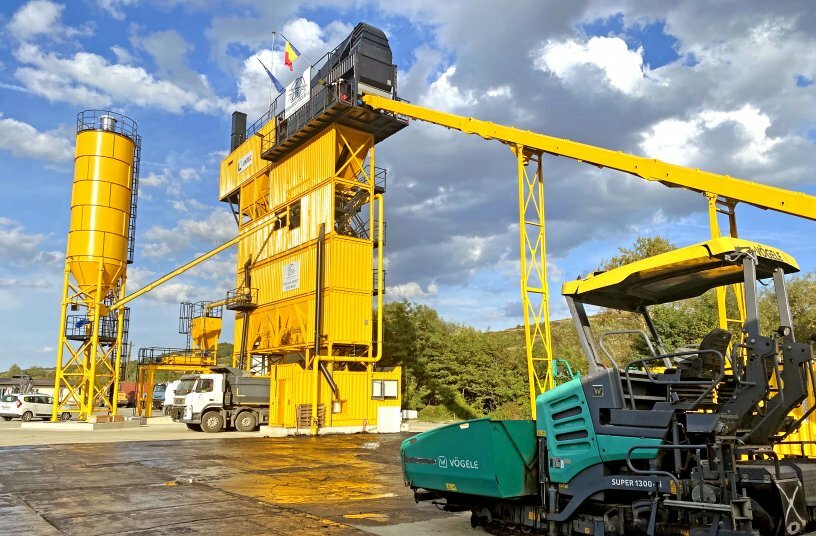  Replacing an older and smaller unit, the new asphalt plant brings state-of-the-art technology and compact design to a site where space constraints once limited production capacity.<br>IMAGE SOURCE: Lintec & Linnhoff