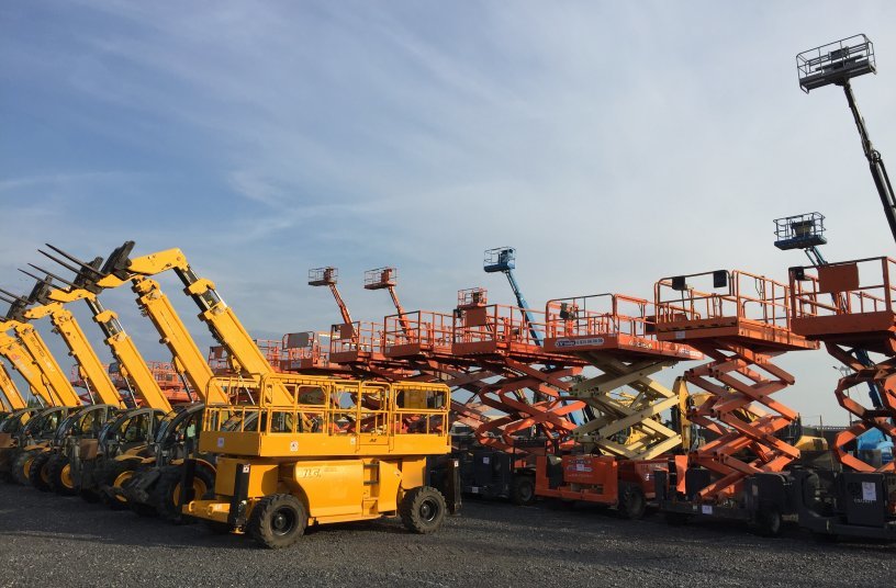 Machines lined up at Equippo Auction's yard in Zeebrugge <br> Image source: Equippo