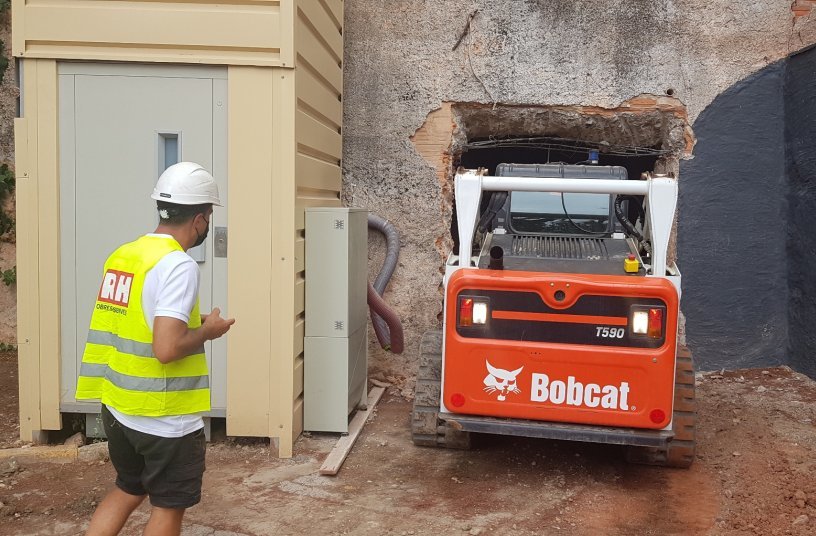 First Bobcat MaxControl Remote Control System in Spain<br>IMAGE SOURCE: Doosan Bobcat EMEA