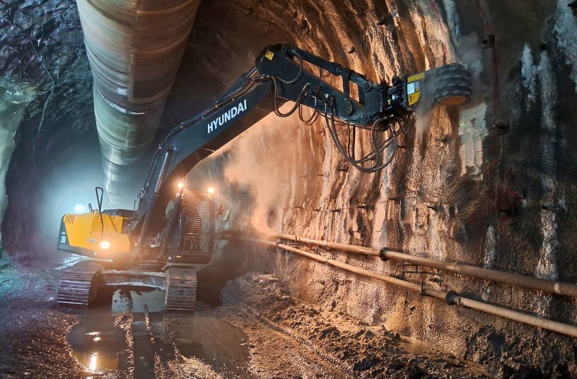 MB-R500 - Hyundai R210 Smart - India - Railway project - Concrete<br>IMAGE SOURCE: MB Crusher