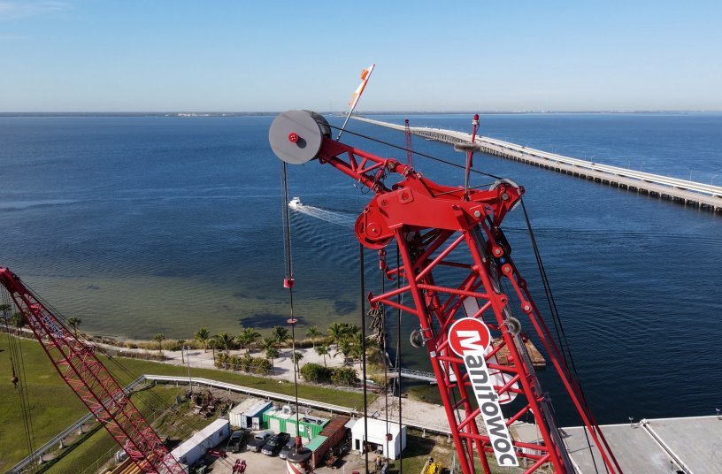 Mega fleet of Manitowoc crawler cranes creates a new chapter in the history of iconic Florida bridge<br>IMAGE SOURCE: THE MANITOWOC COMPANY, INC.