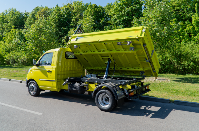 Premiere des neuen kompakten Dreiseitenkippers<br>BILDQUELLE: F. X. MEILLER Fahrzeug- und Maschinenfabrik - GmbH & Co KG