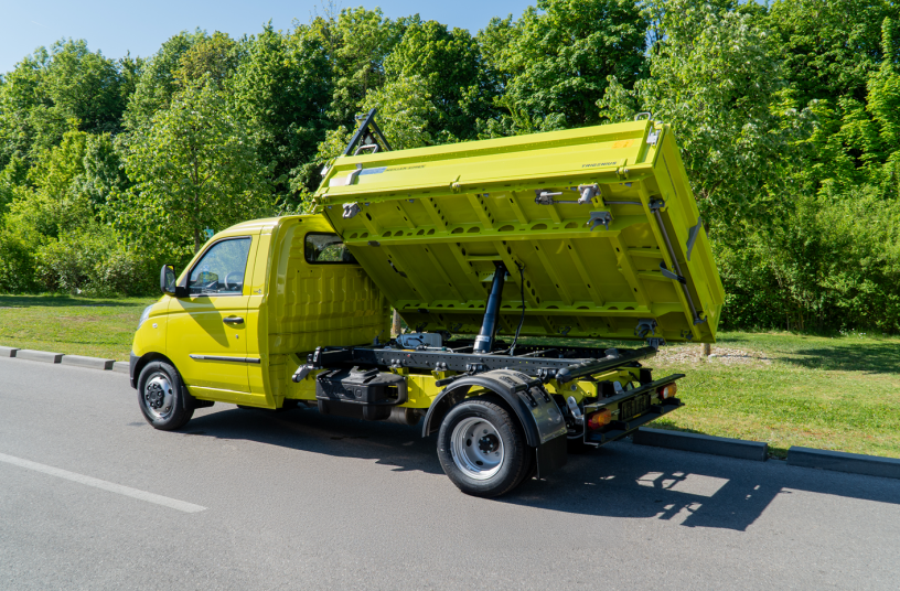 Premiere of the new compact three-way tipper<br>IMAGE SOURCE: F. X. MEILLER Fahrzeug- und Maschinenfabrik - GmbH & Co KG