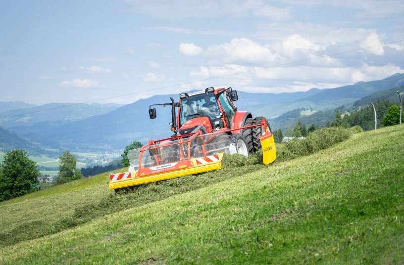 The new MERGENTO works perfectly on steep terrain<br>IMAGE SOURCE: PÖTTINGER Landtechnik GmbH