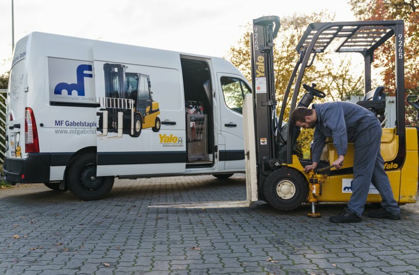 Ein Servicetechniker von MF Gabelstapler führt vor Ort Wartungsarbeiten an einem Yale-Gabelstapler durch<br>BILDQUELLE: MF Gabelstapler Service GmbH