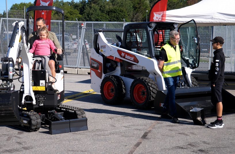 Several shots of parents and children enjoying this year’s Minutdagen event, which took place at Bromma Stockholm Airport on 21 August 2021. <br> Image source: Doosan Bobcat EMEA