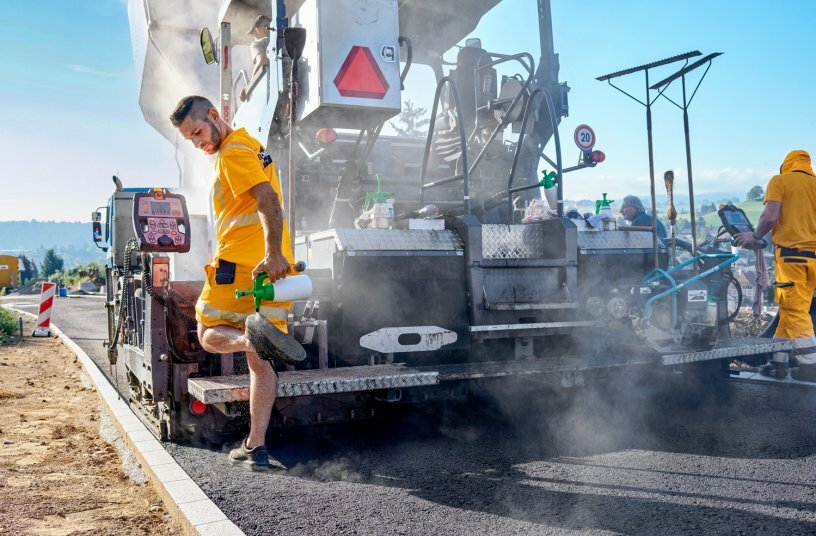 Strassenbau perfekt im Takt<br>BILDQUELLE: MOTOREX AG