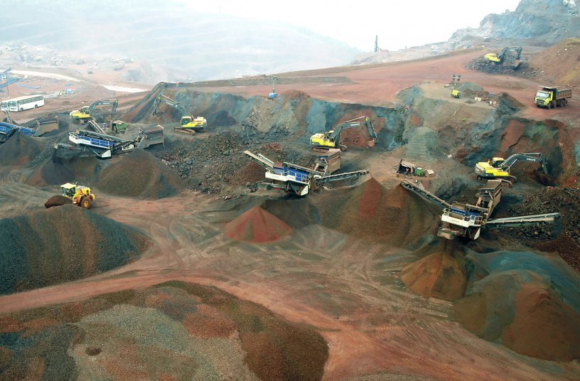 Mobile screening plants MOBISCREEN MS EVO in iron ore operation in India. <br>IMAGE SOURCE: WIRTGEN GROUP