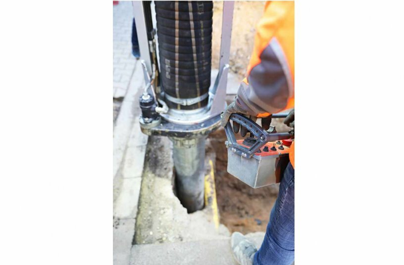 Sorgfältig wird die Wasserleitung freigesaugt.<br>BILDQUELLE: MTS Mobile Tiefbau Saugsysteme GmbH