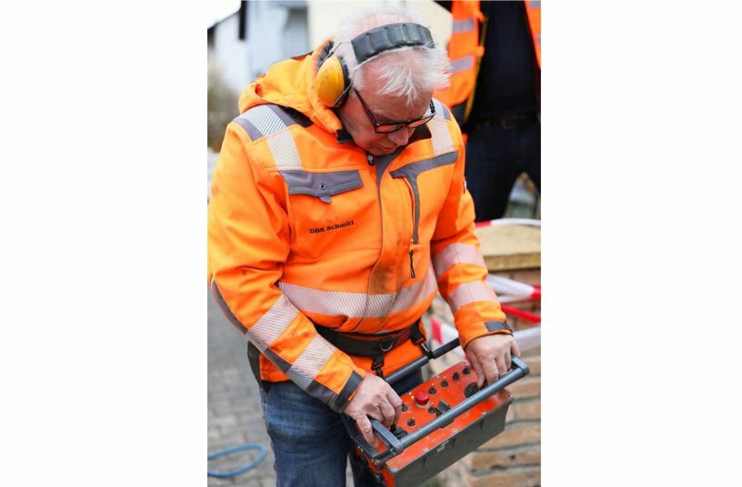 Dieter Schmitt, Geschäftsführer der DBS Schmitt GmbH, steuert seinen Saugbagger auch gerne selbst.<br>BILDQUELLE: MTS Mobile Tiefbau Saugsysteme GmbH